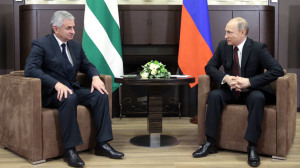 Russian President Vladimir Putin (right) meets Abkhazian President Raul Khajimba on November 24, 2014.(RIA Novosti / Mikhail Mettsel)