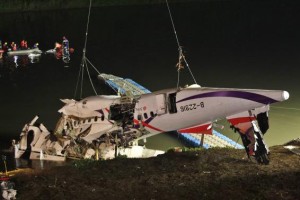 The wreckage of a TransAsia Airways turboprop ATR 72-600 aircraft is recovered from a river, in New Taipei City, February 4, 2015.