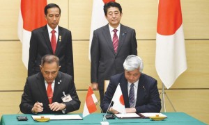  Indonesian President Joko Widodo (rear left) and Japanese Prime Minister Shinzo Abe look on as Indonesian Defence Minister Ryamizard Raced and his Japanese counterpart Gen Nakatani sign a defence agreement on Monday