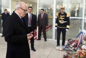 Tunisian President Beji Caid Essebsi (L) prays after laying a wreath at the entrance of the National Bardo Museum in Tunis on March 22, 2015 in tribute to the victims of the attack claimed by the Islamic State group 