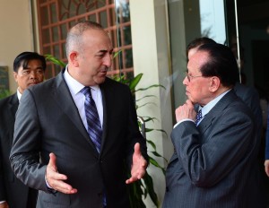 : Turkish Foreign Minister Mevlut Cavusoglu (L) and Cambodian Foreign Minister Hor Namhong (R) meet at the foreign ministry in Phnom Penh on March 16, 2015. Turkish Foreign Minister Mevlut Cavusoglu made his first official visit to Cambodia on Sunday to inaugurate the Turkish embassy in Phnom Penh and sign an agreement with his Cambodian counterpart.
