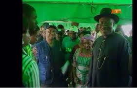 A major hitch occurred at President Goodluck Jonathan’s polling unit when the card reader failed to work. 