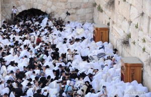 Passover: Jews worship in Old Jerusalem