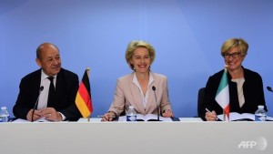 Defence ministers from (L-R) France, Jean-Yves Le Drian, Germany, Ursula von der Leyen and Italy, Roberta Pinotti sign an agreement to develop a European combat drone fin a 2025 timeframe, at the European Council, in Brussels, on May 18, 2015