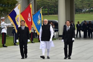 India's Prime Minister Narendra Modi (C) visits the National Cemetery in Seoul, on May 18, 2015 
