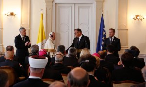 Bosnia's Tripartite Presidency members Dragan Covic (L) and Bakir Izetbegovic (R) look on as Pope Francis (2nd L) and Chairman of the Tripartite Bosnian Presidency Mladen Ivanic (2nd R) shake hands during a joint press conference at the presidential palace in Sarajevo, Bosnia and Herzegovina, on June 6, 2015. Pope Francis is on a one-day official visit to Sarajevo.