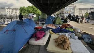 Police clear migrant 'slum' in heart of Paris