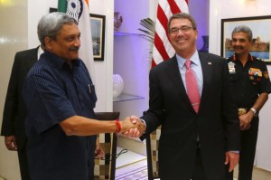 U.S. Defence Secretary Ash Carter (R) and India Defence Minister Manohar Parrikar shake hands after signing of agreements ceremony in New Delhi, India, June 3, 2015.