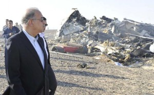 Egypt's Prime Minister Sherif Ismail looks at the remains of a Russian airliner after it crashed in central Sinai near El Arish city, north Egypt, October 31, 2015. 