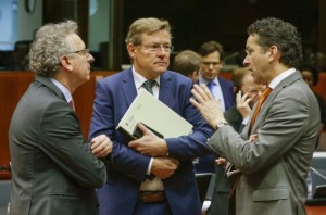Luxembourg's Finance Minister Pierre Gramegna (L) talks with Belgian Finance Minister Johan Van Overtveldt (C) and Dutch Finance Minister and Eurogroup President Jeroen Dijsselbloem during a European Union finance ministers meeting in Brussels, Belgium, February 12, 2016.