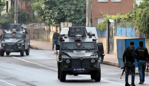 Members of Turkish police special forces take part in a security operation in Diyarbakir, Turkey, October 26, 2015. Two Turkish policemen and seven Islamic State militants were killed in a firefight after police raided more than a dozen houses in Turkey's southeast early on Monday, security sources and government spokesman Numan Kurtulmus said on Monday. The clash took place in the Kayapinar district of the mainly Kurdish city of Diyarbakir. It was the first such shoot-out between Turkish security forces and suspected Islamic State militants in an inner city; previous confrontations have taken place on the Turkish-Syrian border. REUTERS/Sertac Kayar  - RTX1T9FK