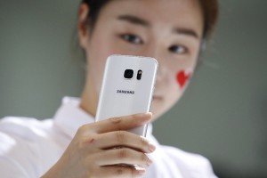 A model demonstrates a Samsung Electronics' new smartphone Galaxy S7 during its launching ceremony in Seoul, South Korea, March 10, 2016. 