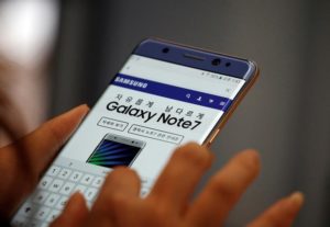 An employee checks an exchanged Samsung Electronics' Galaxy Note 7 at company's headquarters in Seoul, South Korea, October 13, 2016.