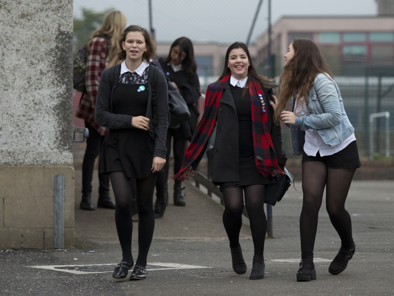 Schoolgirls forum. Шотландские девушки на улице. Шотландии девушки в колготках.