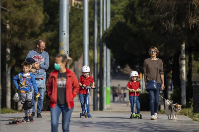 PHOTO: Kids in Spain relish outdoor hour as virus lockdowns ease