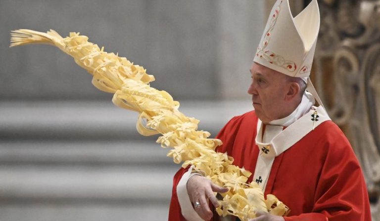 Palm Sunday: Pope celebrates without public in St. Peter’s