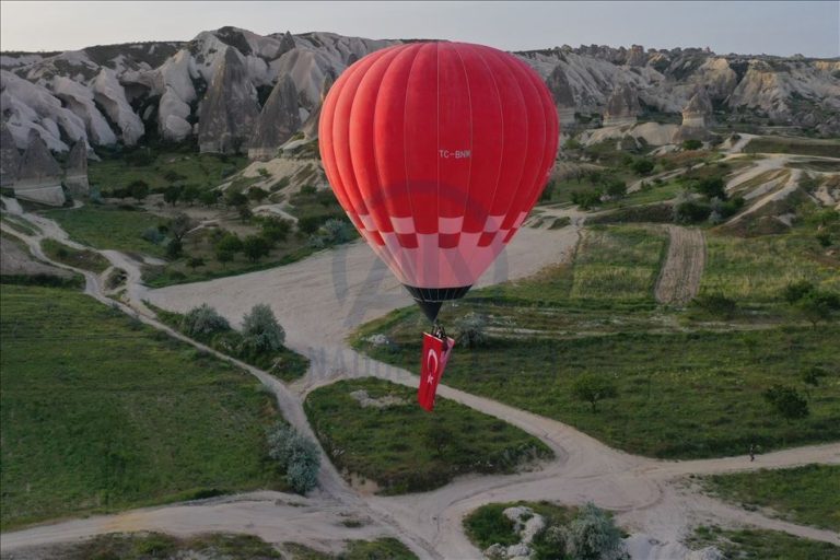 PHOTO: Turkey’s domestic and national hot air balloon flies with Ataturk’s poster in Nevsehir