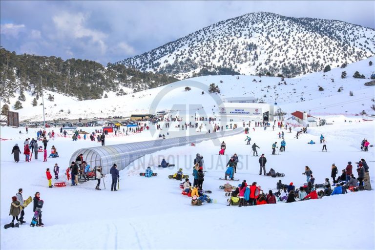 VIDEO: Skiing resort attracts visitors in western Turkey