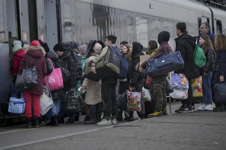 VIDEO: Thousands of Ukrainians rushed to train station as Russian soldiers are advancing towards the Kyiv city center
