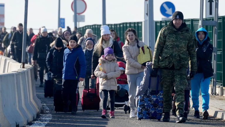 VIDEO: Ukrainians arrive in Poland due to Russian attacks