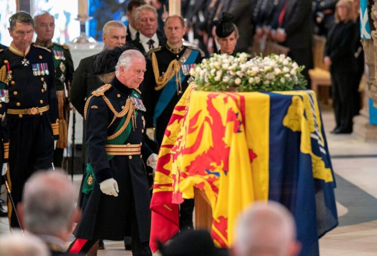 PHOTO: Queen Elizabeth’s children escort coffin through Edinburgh