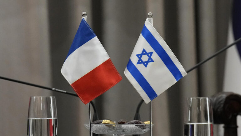 Jewish schools in Paris evacuated over bomb scare – media — RT World News