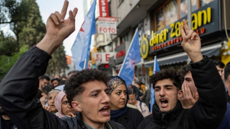 Riots erupt after mayoral vote in Türkiye (VIDEOS) — RT World News
